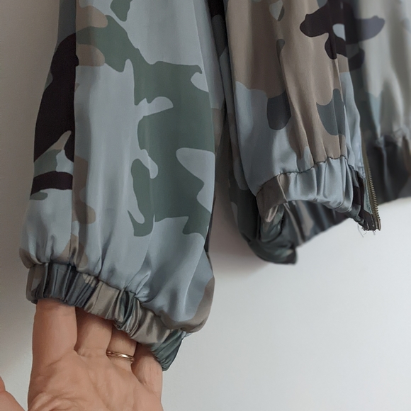 Blue camouflage bomber jacket. Size 8. - Picture 4 of 6